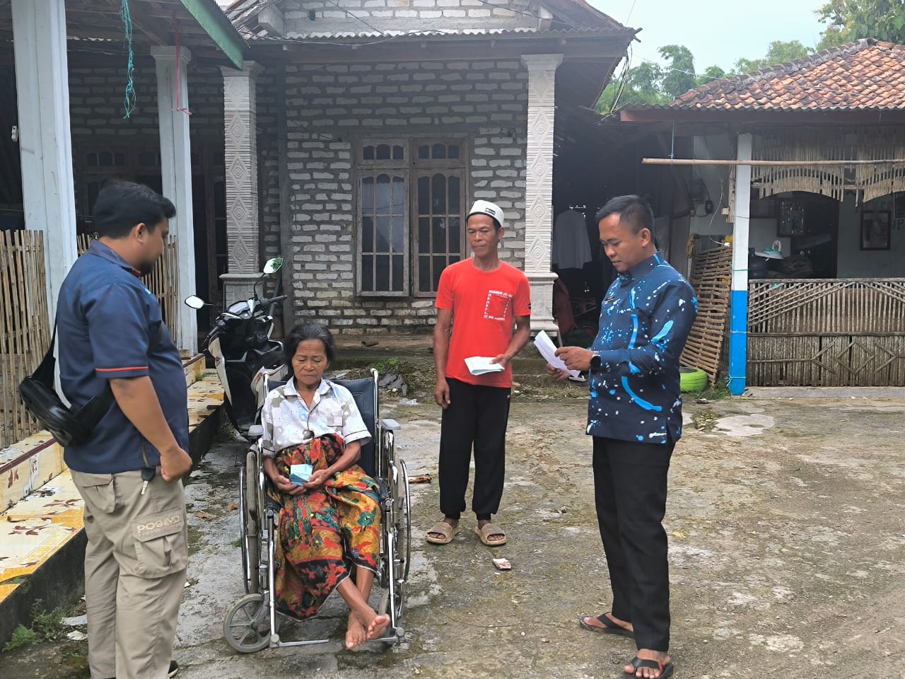 Petugas Kantor Pos Sampang Antar BLT ke Rumah Lansia dan Disabilitas