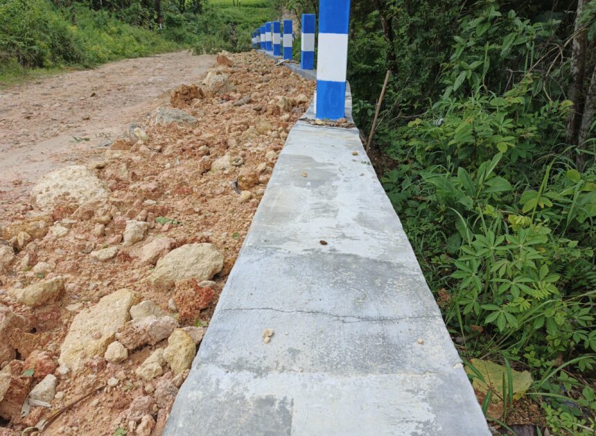 Baru Seumur Jagung, Proyek TPT (tembok penahan tanah) /Plengsengan di Desa Barungagah Sampang Sudah Retak-Retak