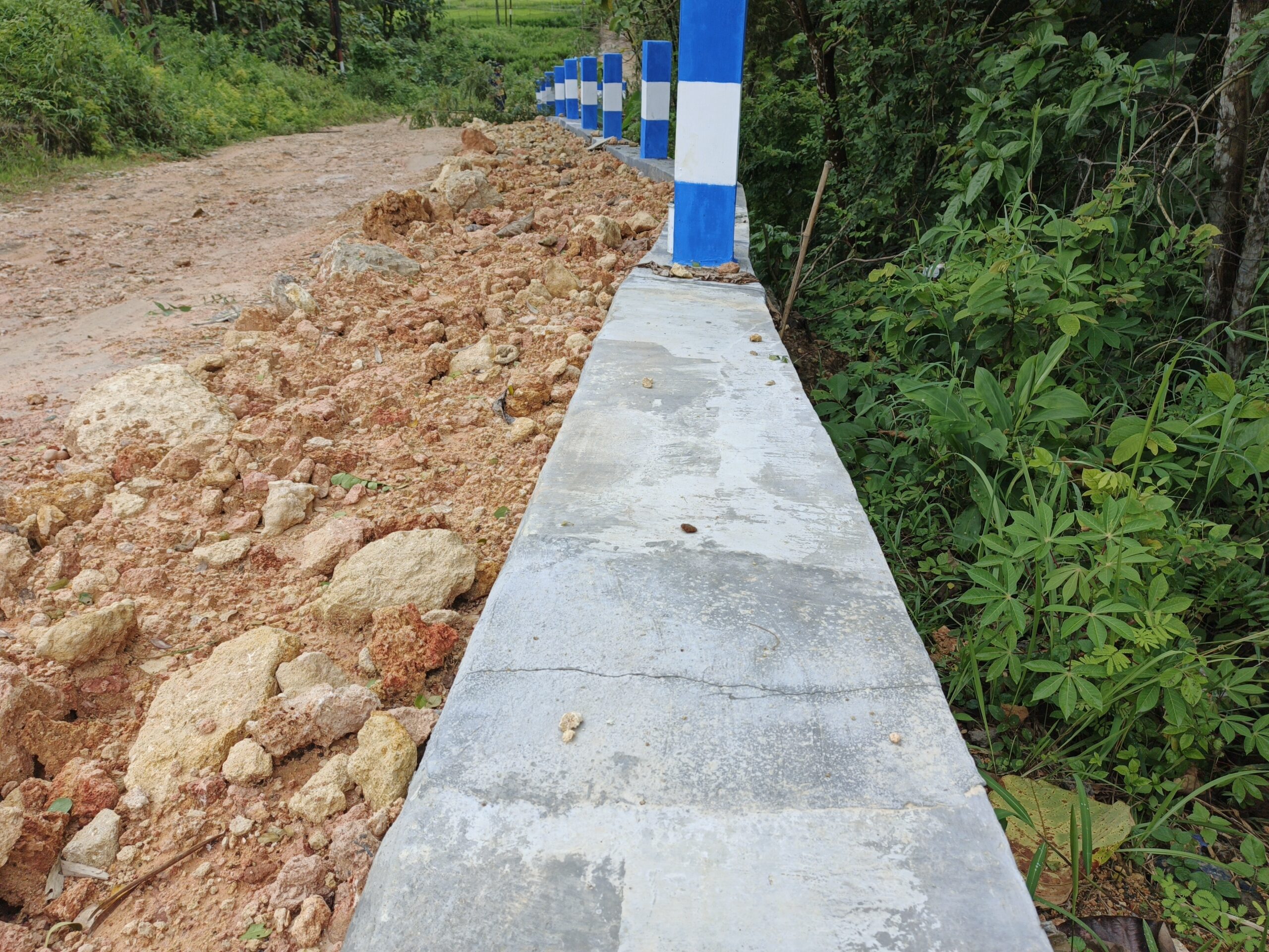 Baru Seumur Jagung, Proyek TPT (tembok penahan tanah) /Plengsengan di Desa Barungagah Sampang Sudah Retak-Retak